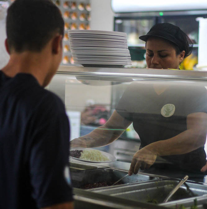 ¡Una nueva cocina remodelada espera a nuestros estudiantes!