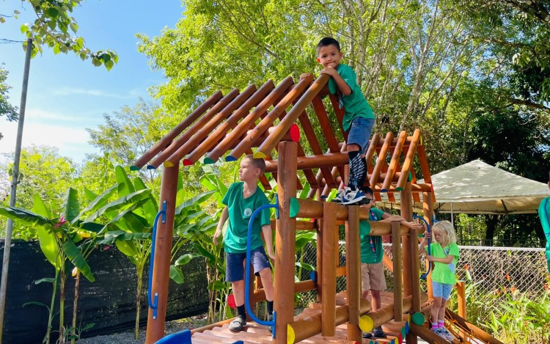Carta #11: Mejoras en nuestro parque infantil Prepa y más juegos al aire libre en la naturaleza | Letter #11: Improvements to our Prepa Playground and more Outdoor Nature Play